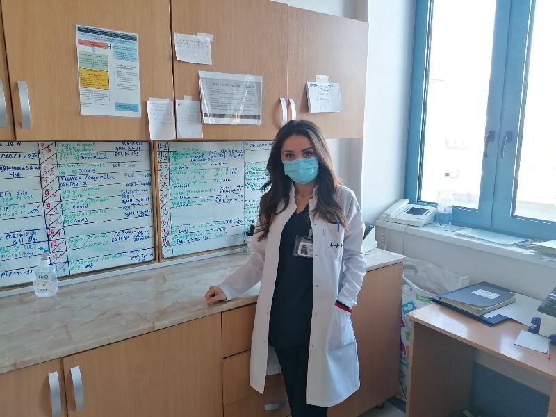 Студентка по медицина е доброволка в „Уни Хоспитал”